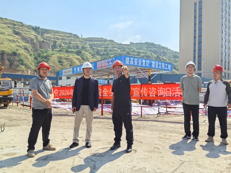 王志勇到华晋项目部检查指导工作.jpg